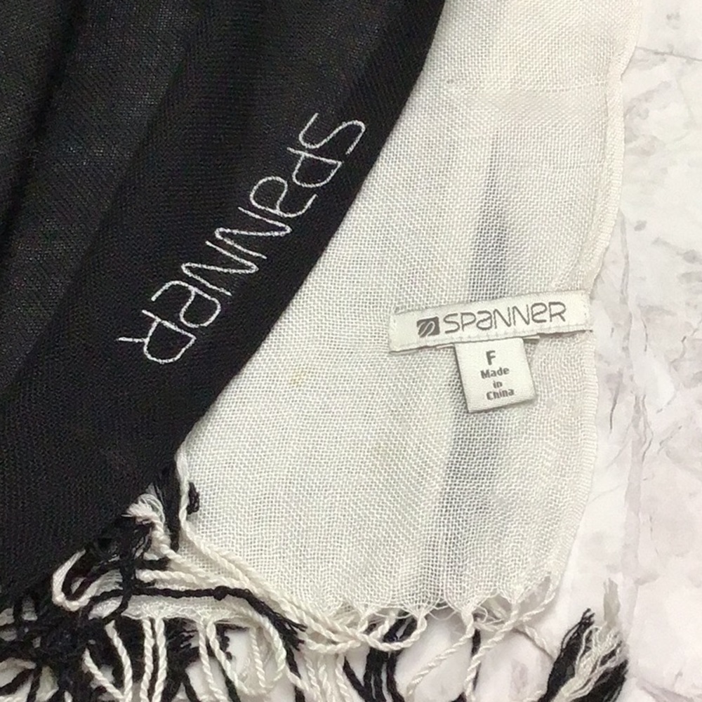 SPANNER Reversible shawl scarf. - Picture 2 of 2